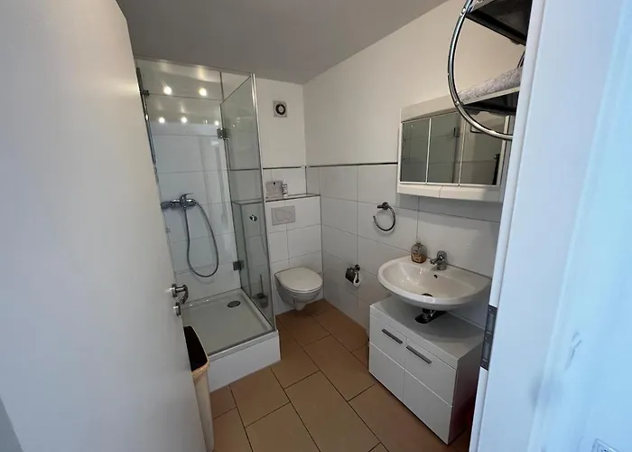 Ruhige Mit Gartenblick 2 Minuten Zu Helios アパート クレーフェルト